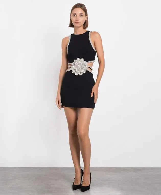 Vestido Curto Preto de Festa com Bordado Floral em Cristais e Recortes Laterais – Salinora
