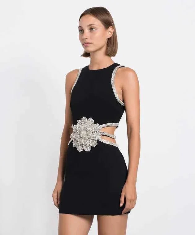 Vestido Curto Preto de Festa com Bordado Floral em Cristais e Recortes Laterais – Salinora