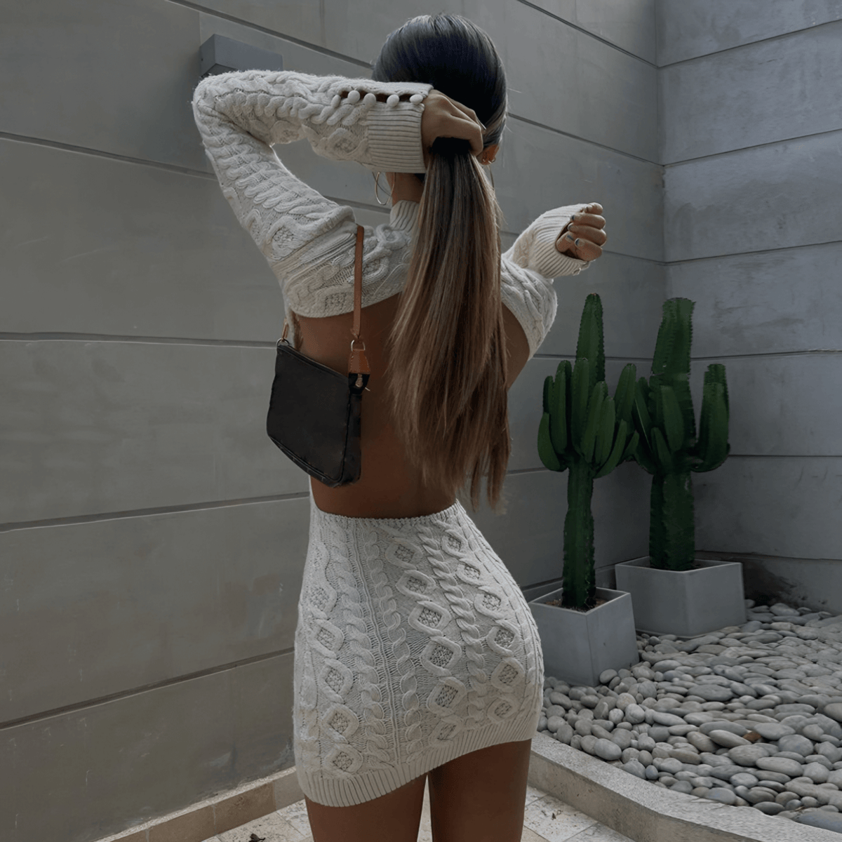 Vestido Curto de Tricô Off White Manga Longa com Costas Nuas – Aririsa