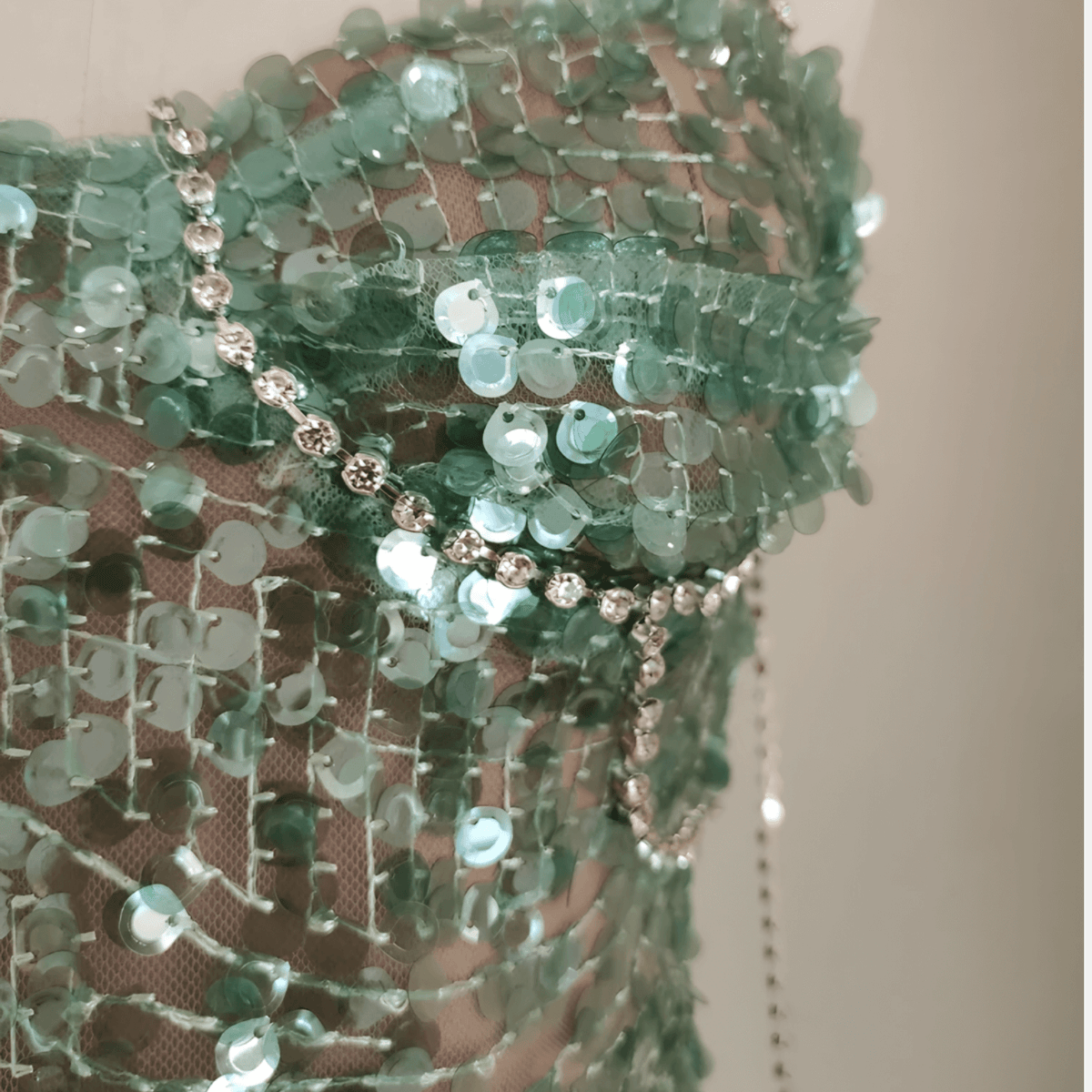 Vestido Curto Verde com Paetês e Alças de Corrente – Seranira