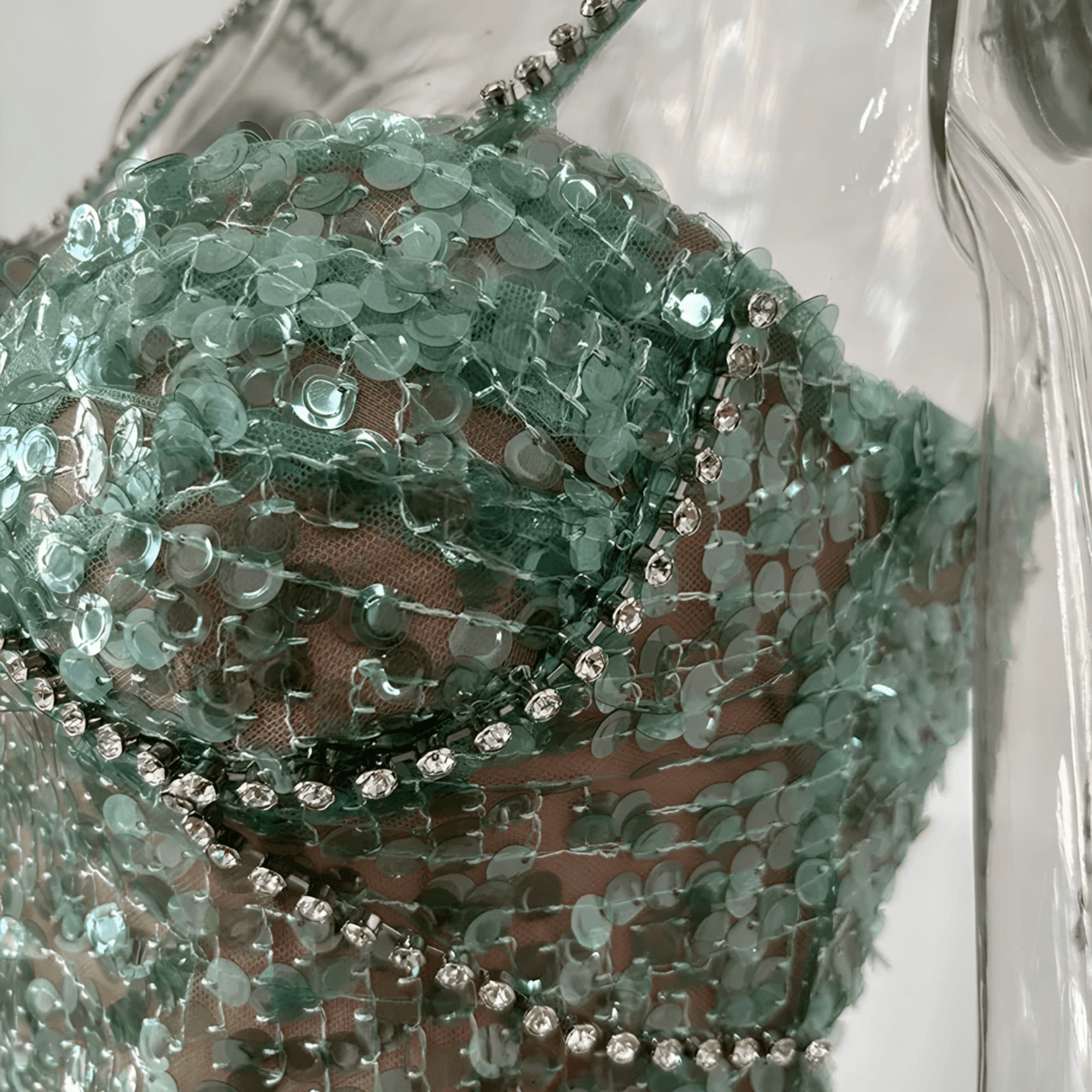 Vestido Curto Verde com Paetês e Alças de Corrente – Seranira