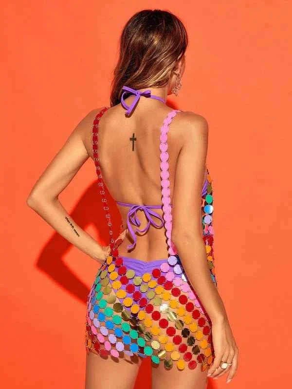Vestido Curto com Paetês Metálicos e Decote Profundo – Galanira