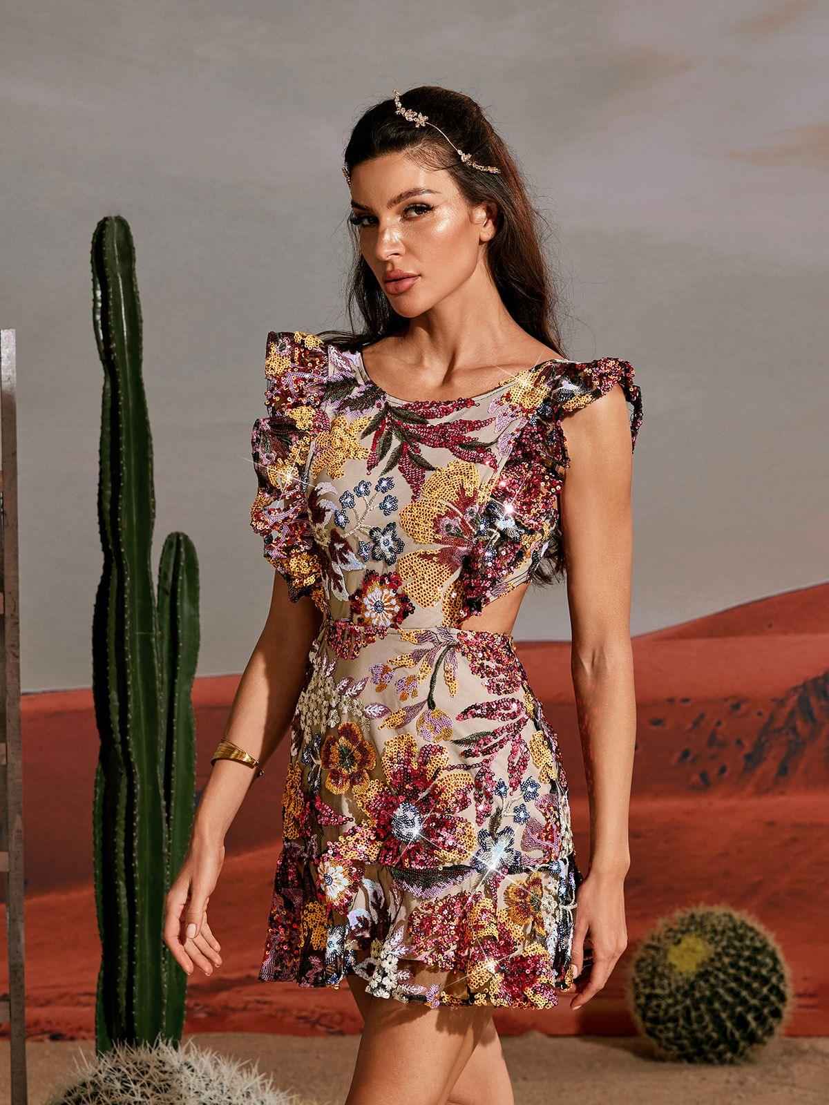 Vestido Curto de Festa Bordado com Paetês Florais e Recortes Laterais – Kalinora