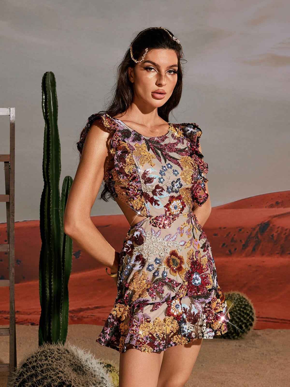 Vestido Curto de Festa Bordado com Paetês Florais e Recortes Laterais – Kalinora