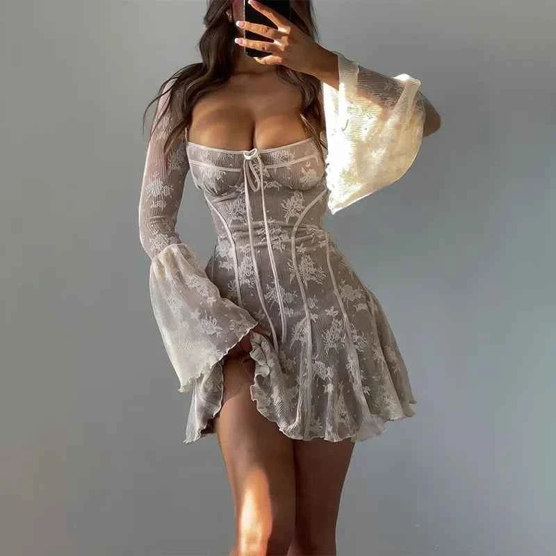 Vestido Curto de Renda com Corpete Estruturado e Manga Sino – Elanara