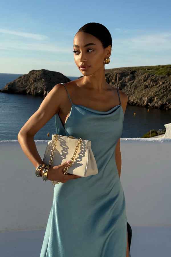 Vestido Longo de Cetim com Decote Degagê e Alças Finas Azul Serenity – Belilina