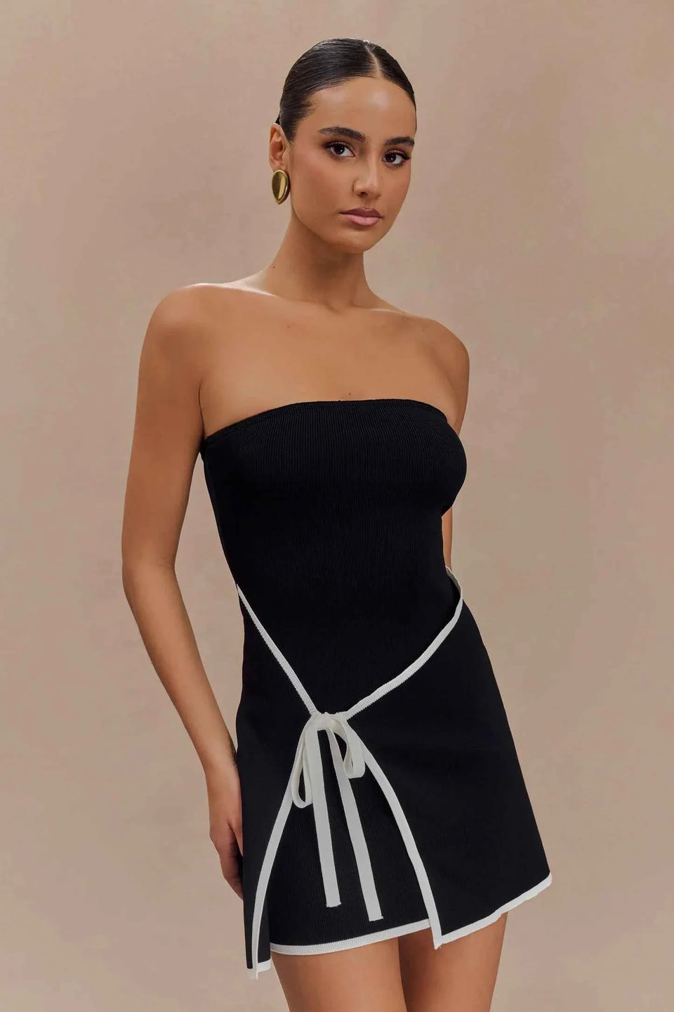 Vestido Curto Tomara que Caia Preto com Recorte Assimétrico e Amarração Lateral – Aurinora