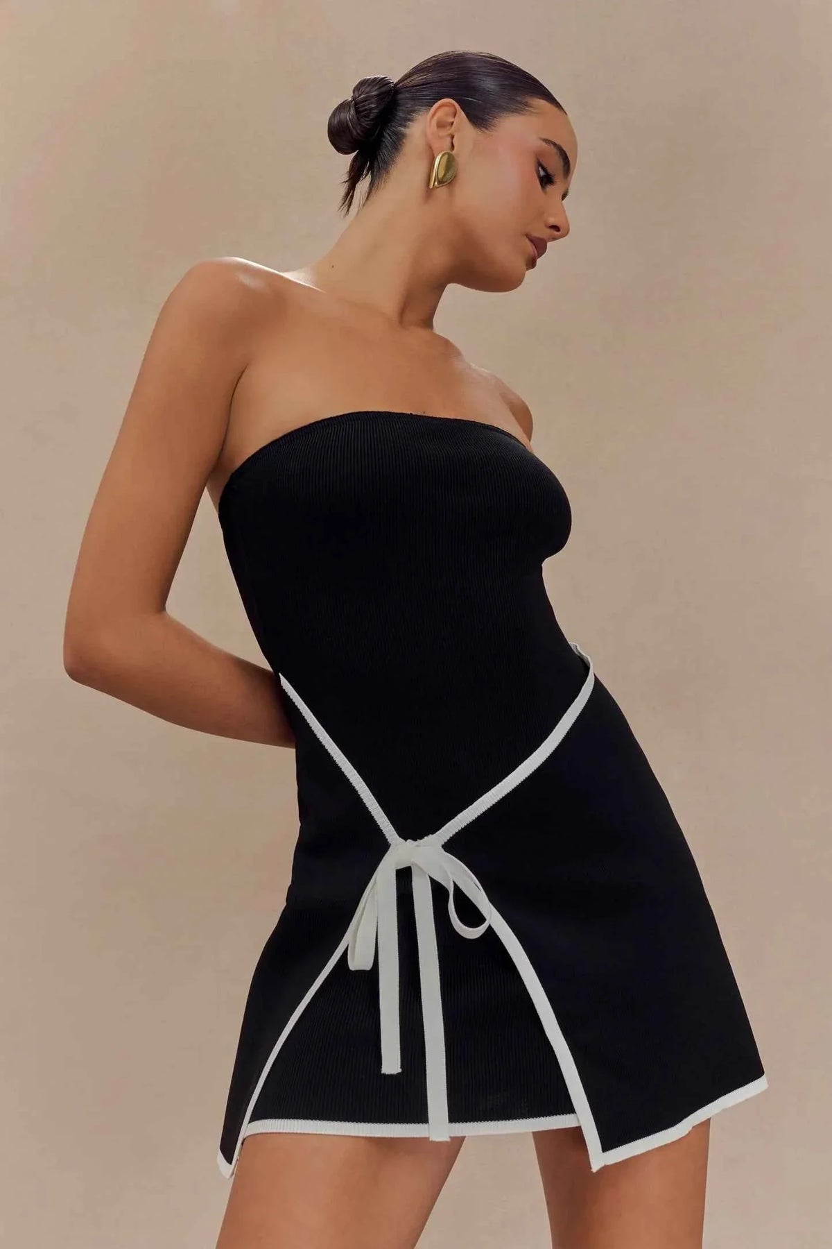 Vestido Curto Tomara que Caia Preto com Recorte Assimétrico e Amarração Lateral – Aurinora