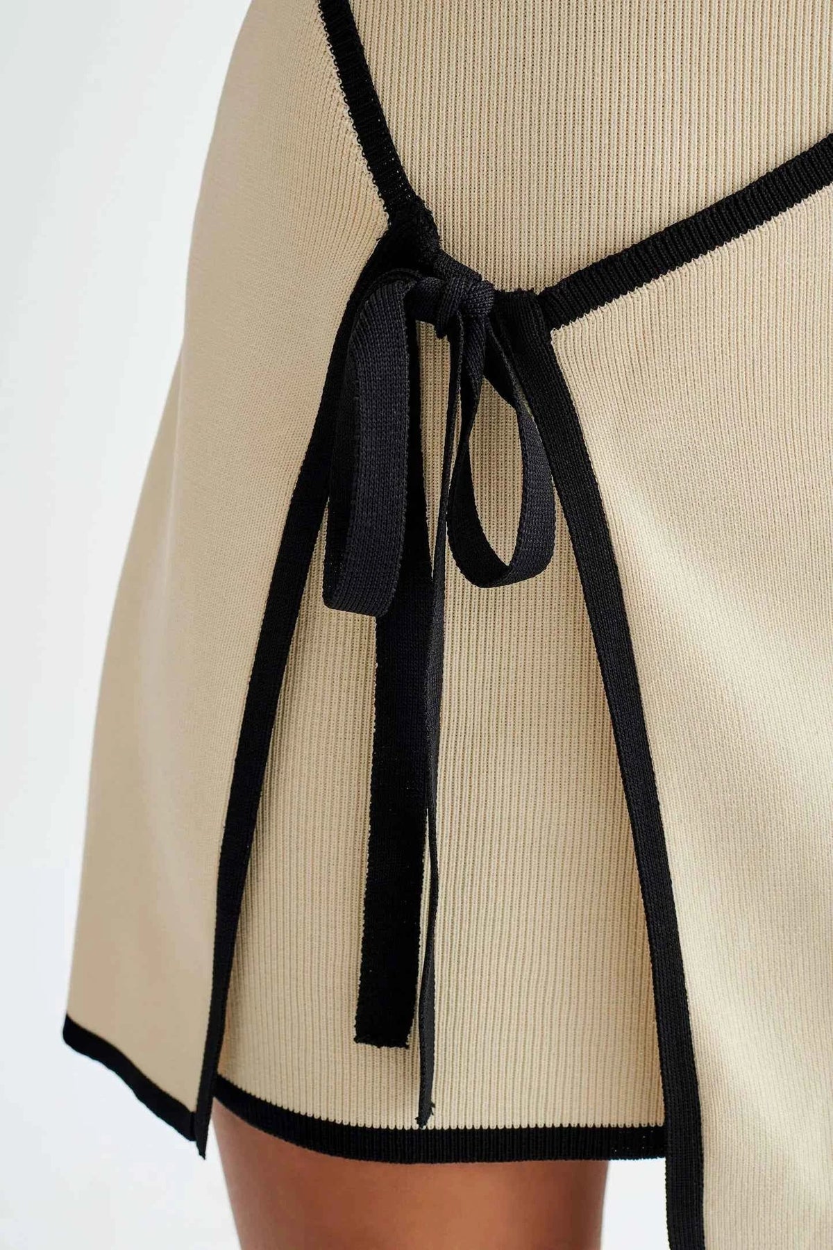 Vestido Curto Tomara que Caia Preto com Recorte Assimétrico e Amarração Lateral – Aurinora
