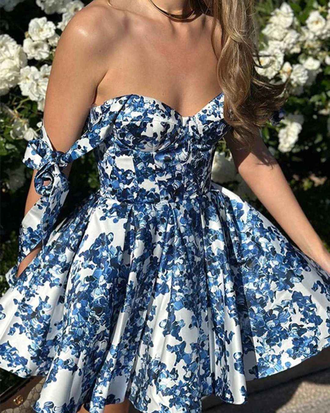 Vestido Curto Floral com Corpete Estruturado, Saia Rodada e Alças de Laço – Calanora