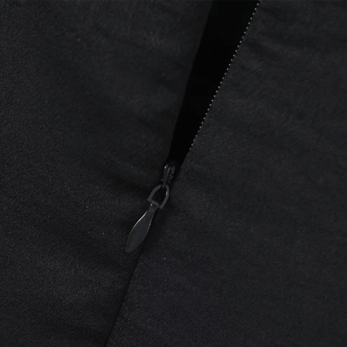 Vestido Curto Preto Justo com Alças Largas e Decote Reto – Valanara