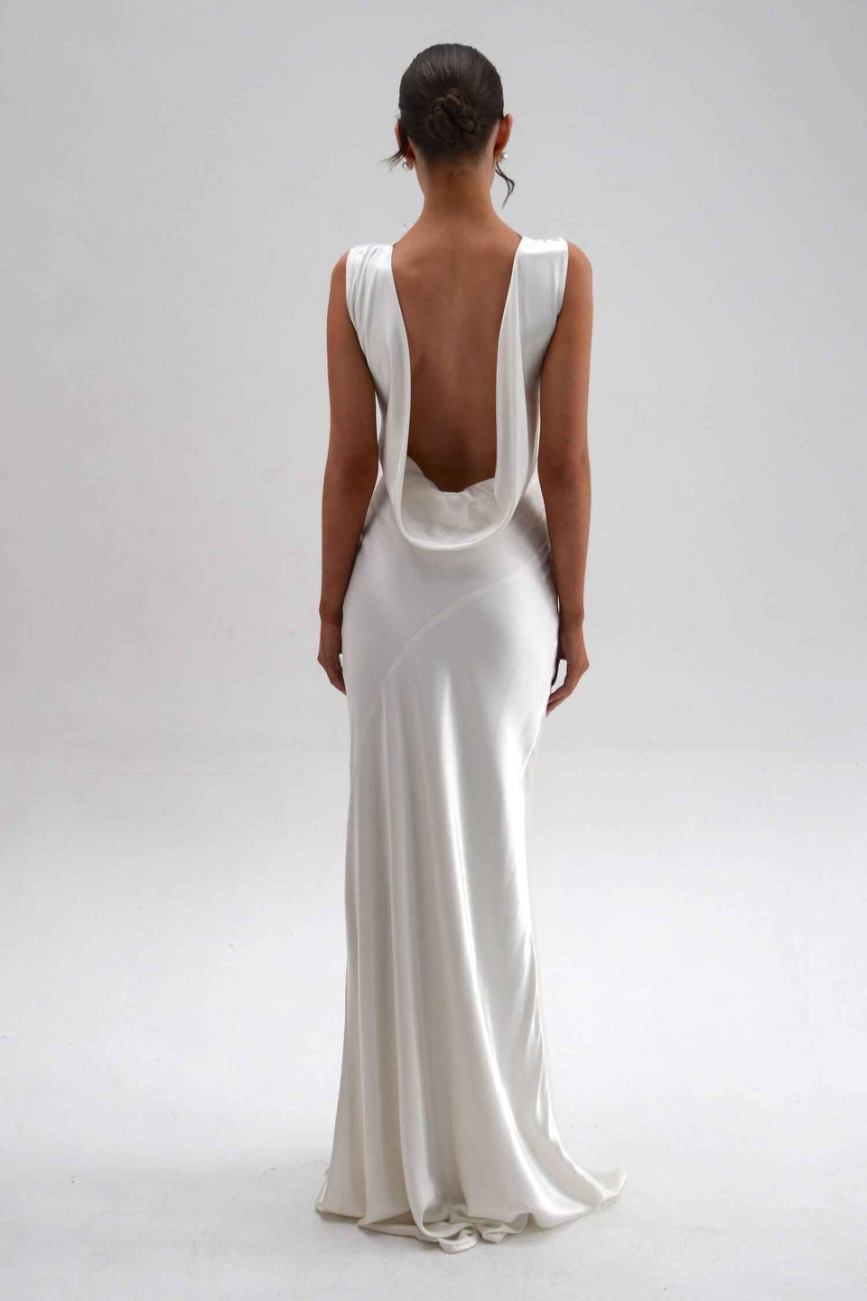 Vestido Longo Acetinado de Festa com Decote Profundo nas Costas – Lara