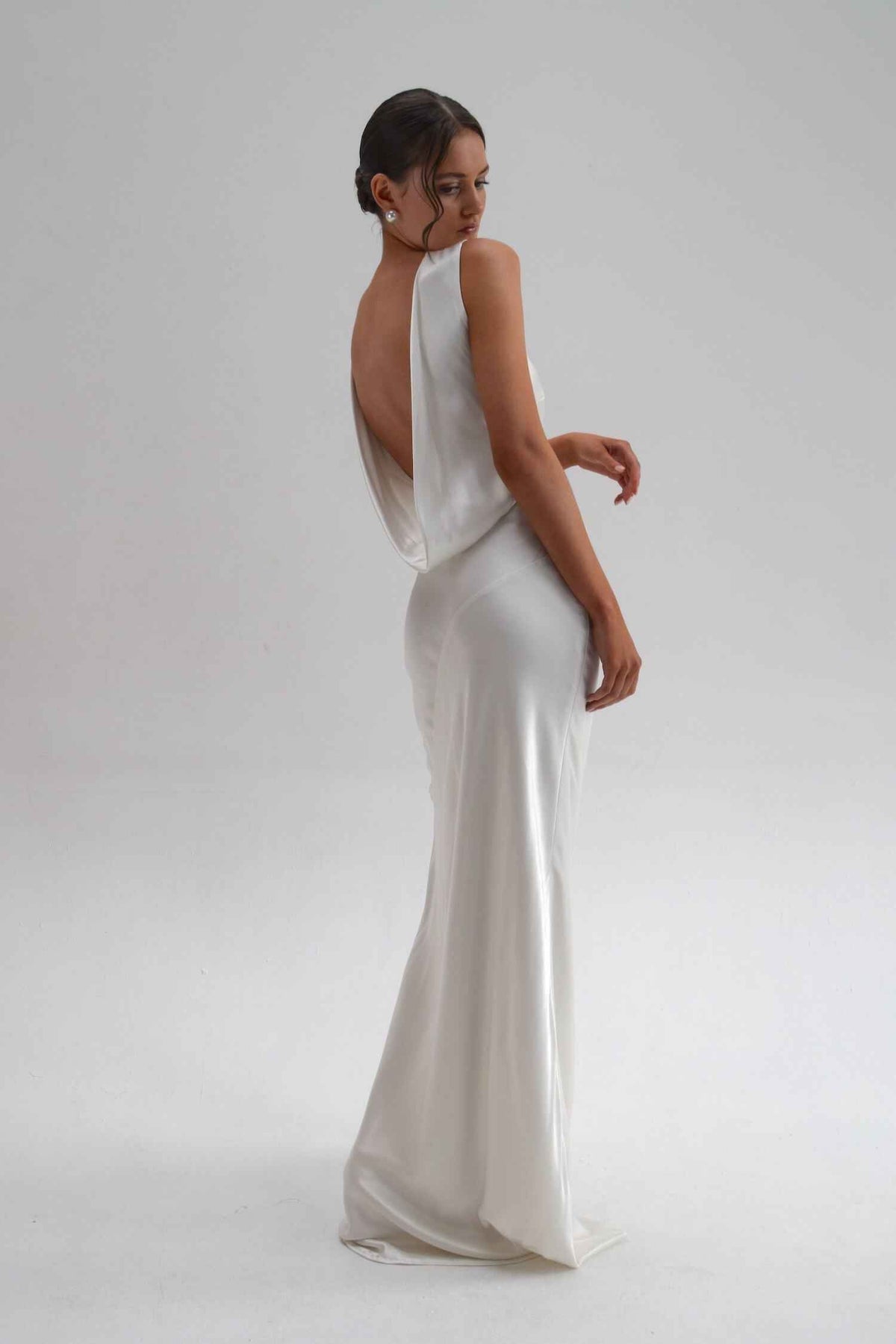 Vestido Longo Acetinado de Festa com Decote Profundo nas Costas – Lara