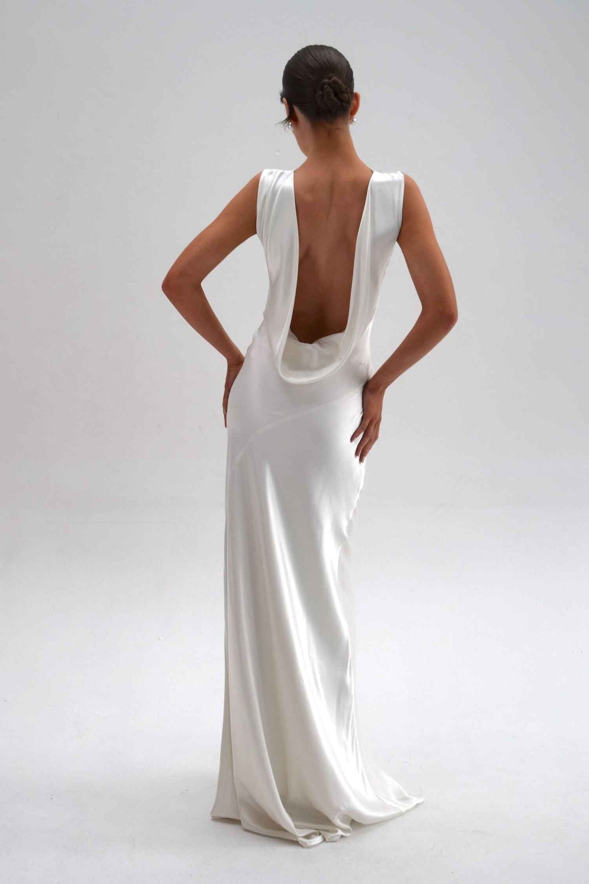 Vestido Longo Acetinado de Festa com Decote Profundo nas Costas – Lara