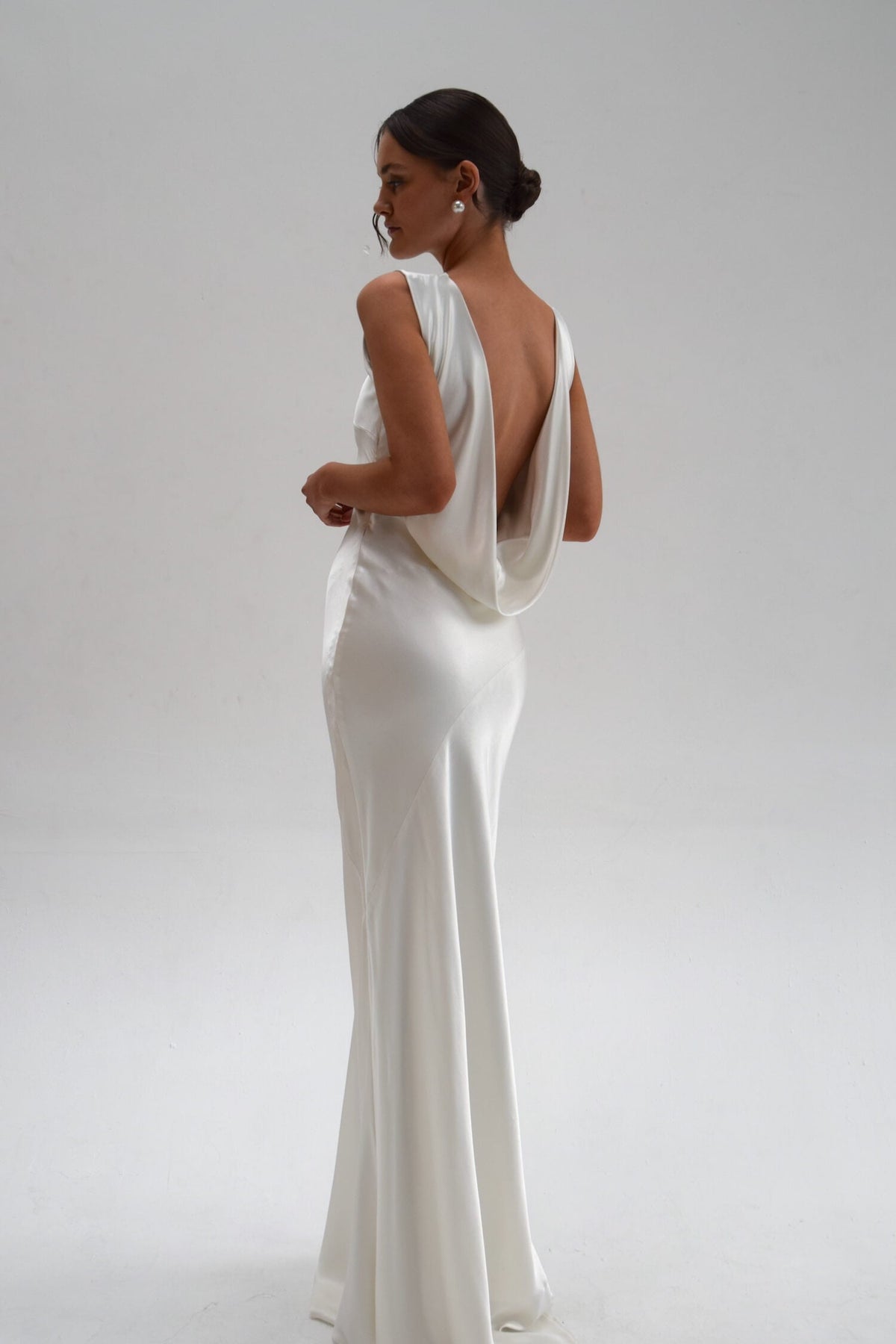 Vestido Longo Acetinado de Festa com Decote Profundo nas Costas – Lara