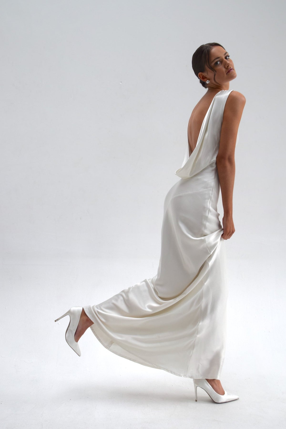 Vestido Longo Acetinado de Festa com Decote Profundo nas Costas – Lara