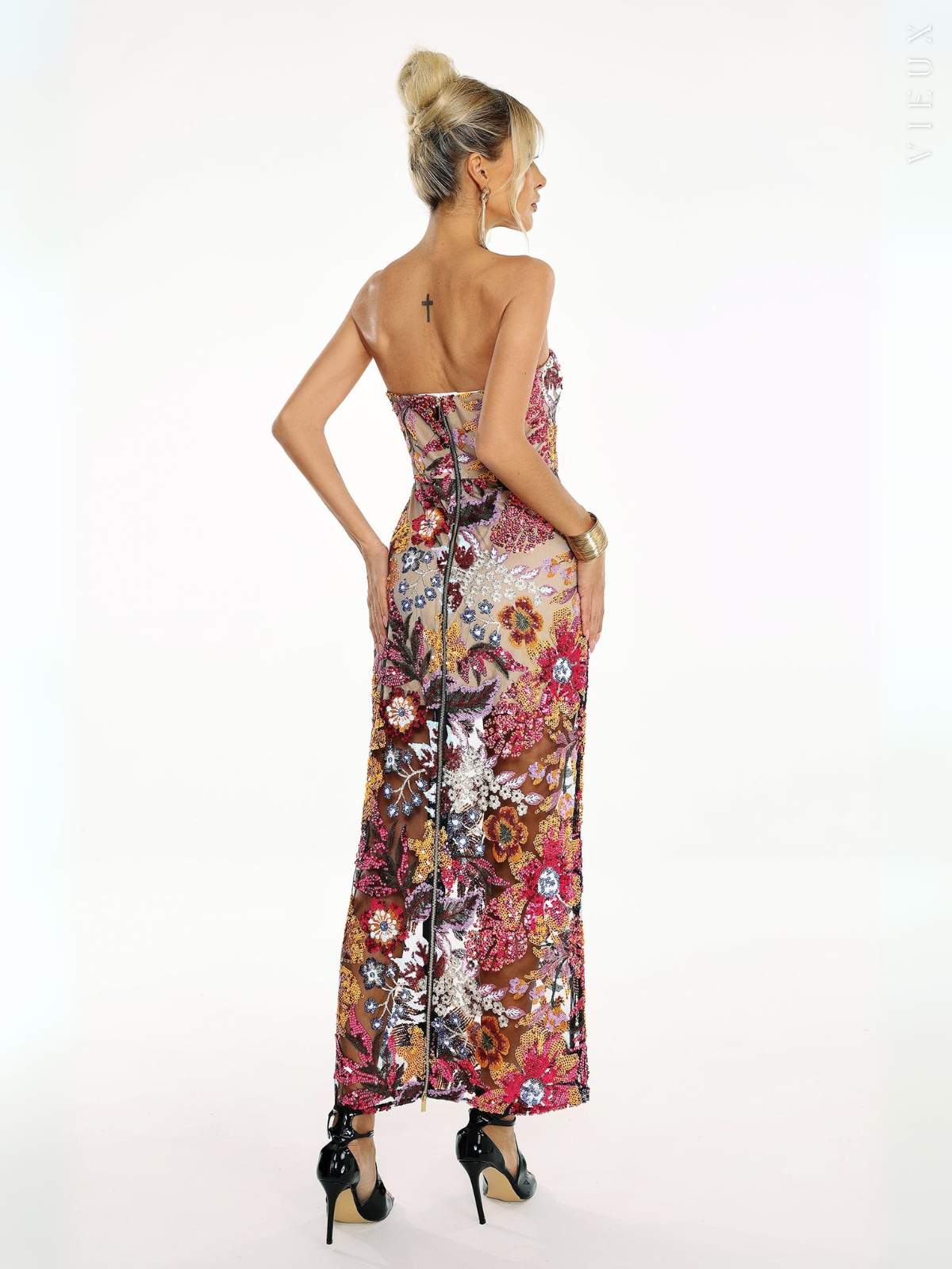 Vestido de Festa Longo Tomara que Caia de Tule com Bordado Floral de Lantejoulas – Isanora