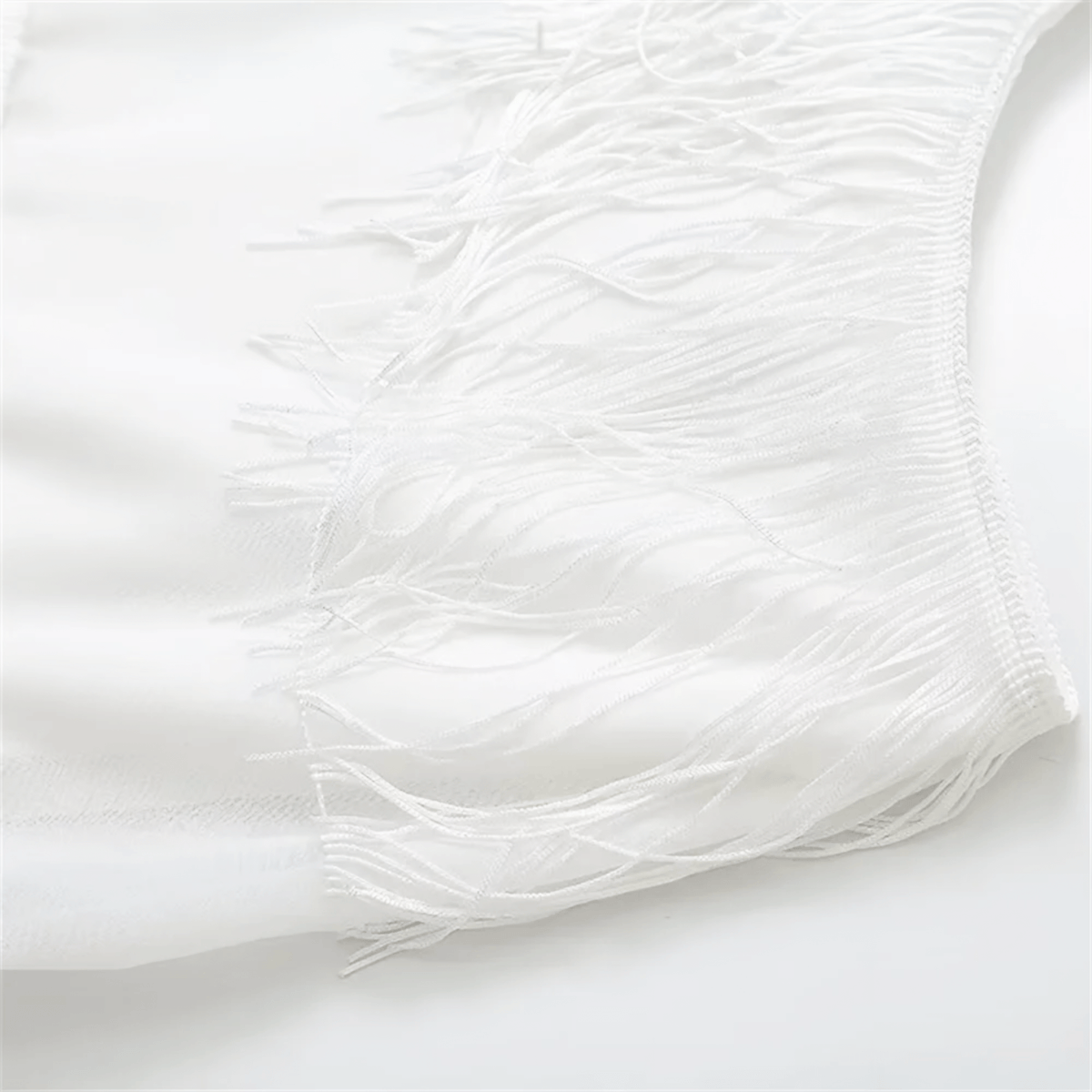 Vestido Longo Branco com Franjas e Corrente Dourada no Decote – Seranora