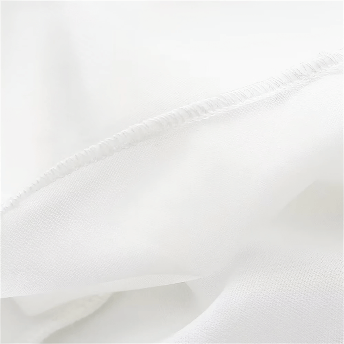 Vestido Longo Branco com Franjas e Corrente Dourada no Decote – Seranora