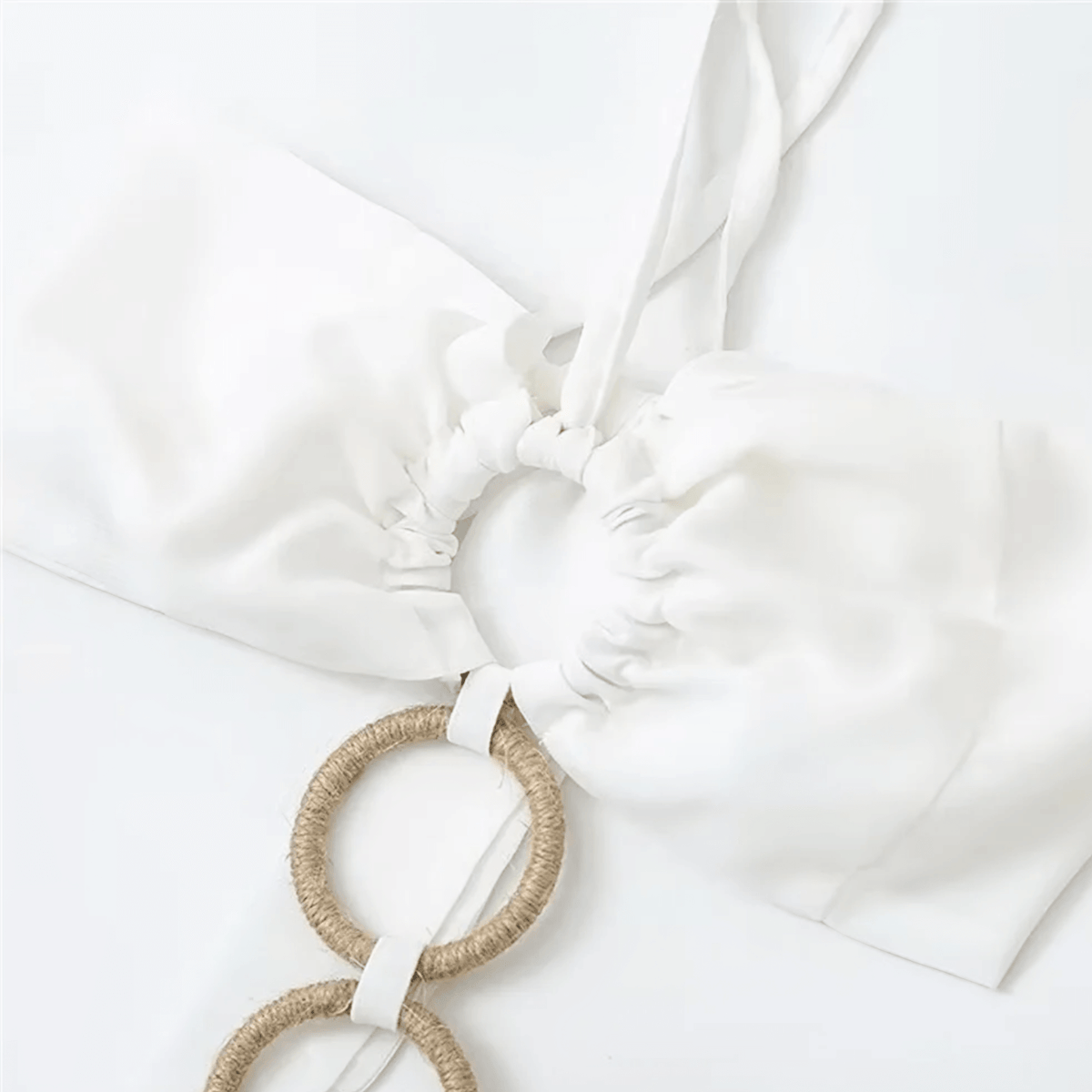 Vestido Longo Branco com Franjas e Corrente Dourada no Decote – Seranora