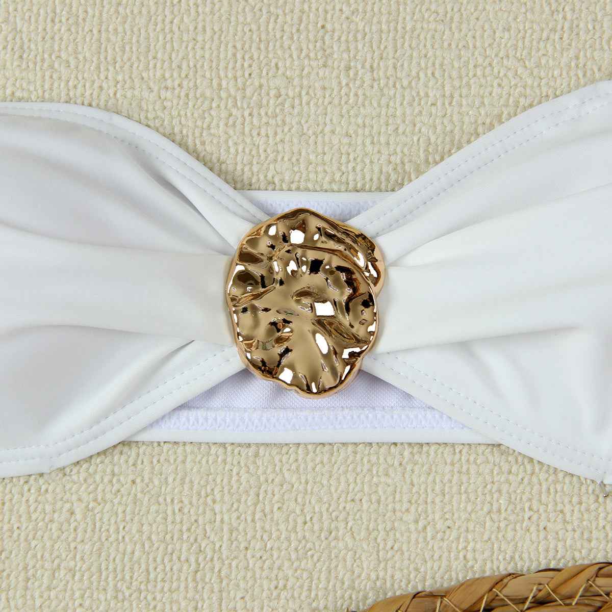 Conjunto saída de praia Branca de Festa com Fenda, Recortes e Detalhes Dourados Esculturais com bíquini – Lialina