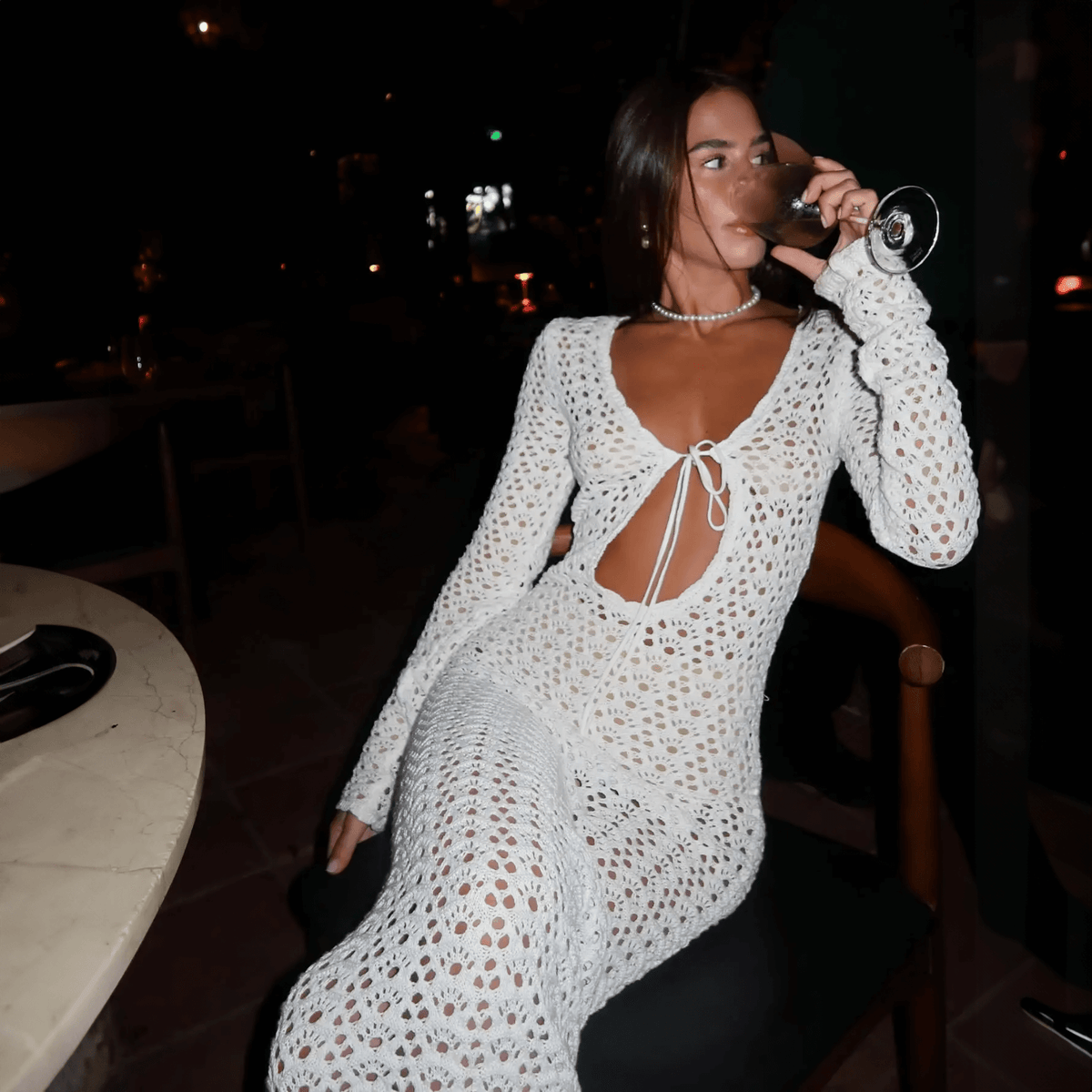 Vestido Longo Branco em Crochê com Recorte Frontal e Amarração – Nelinira