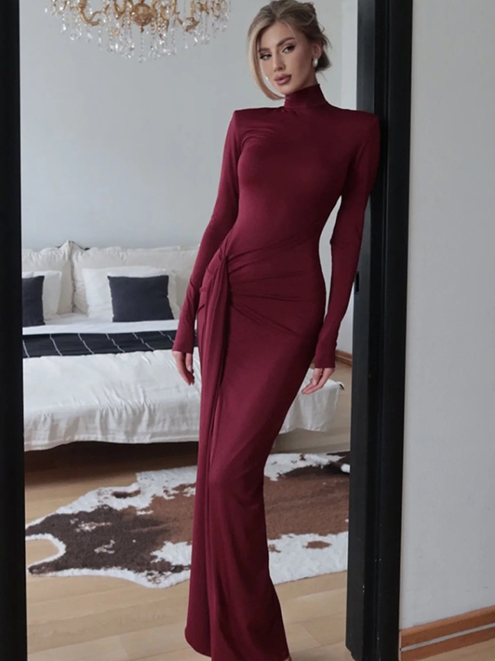 Vestido Longo Justo de Malha com Drapeado Lateral, Gola Alta e Ombreiras – Alinara