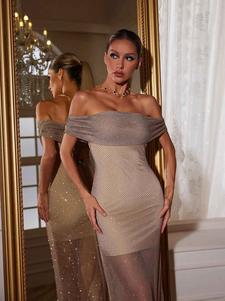 Vestido Longo Nude Ombro a Ombro com Tela de Cristais e Transparência Sofisticada – Dalanora