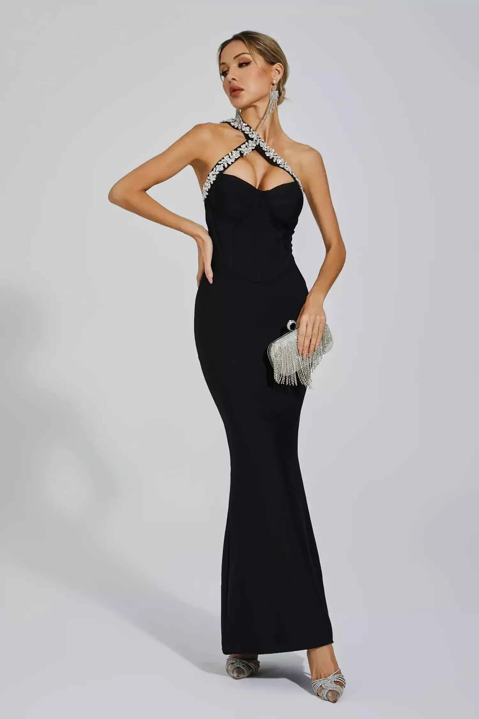 Vestido Longo Preto com Decote Cruzado Bordado em Cristais e Fenda Discreta – Solanora