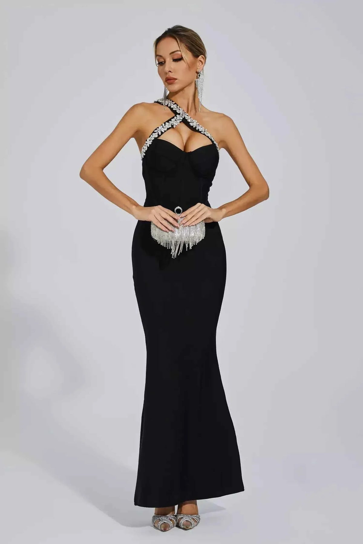 Vestido Longo Preto com Decote Cruzado Bordado em Cristais e Fenda Discreta – Solanora
