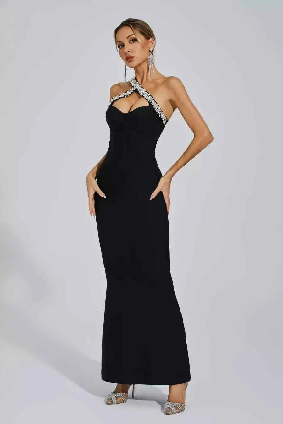 Vestido Longo Preto com Decote Cruzado Bordado em Cristais e Fenda Discreta – Solanora