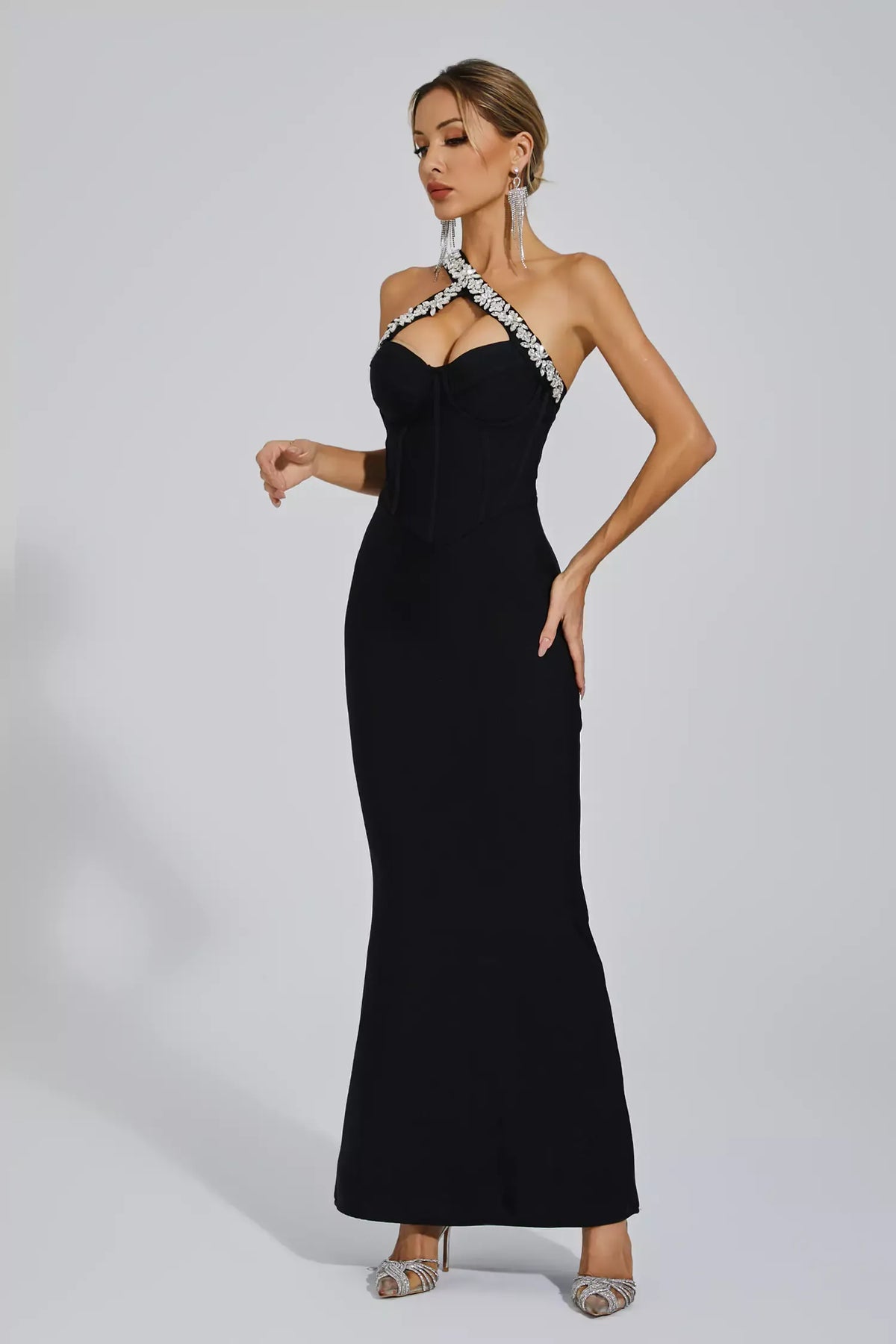Vestido Longo Preto com Decote Cruzado Bordado em Cristais e Fenda Discreta – Solanora