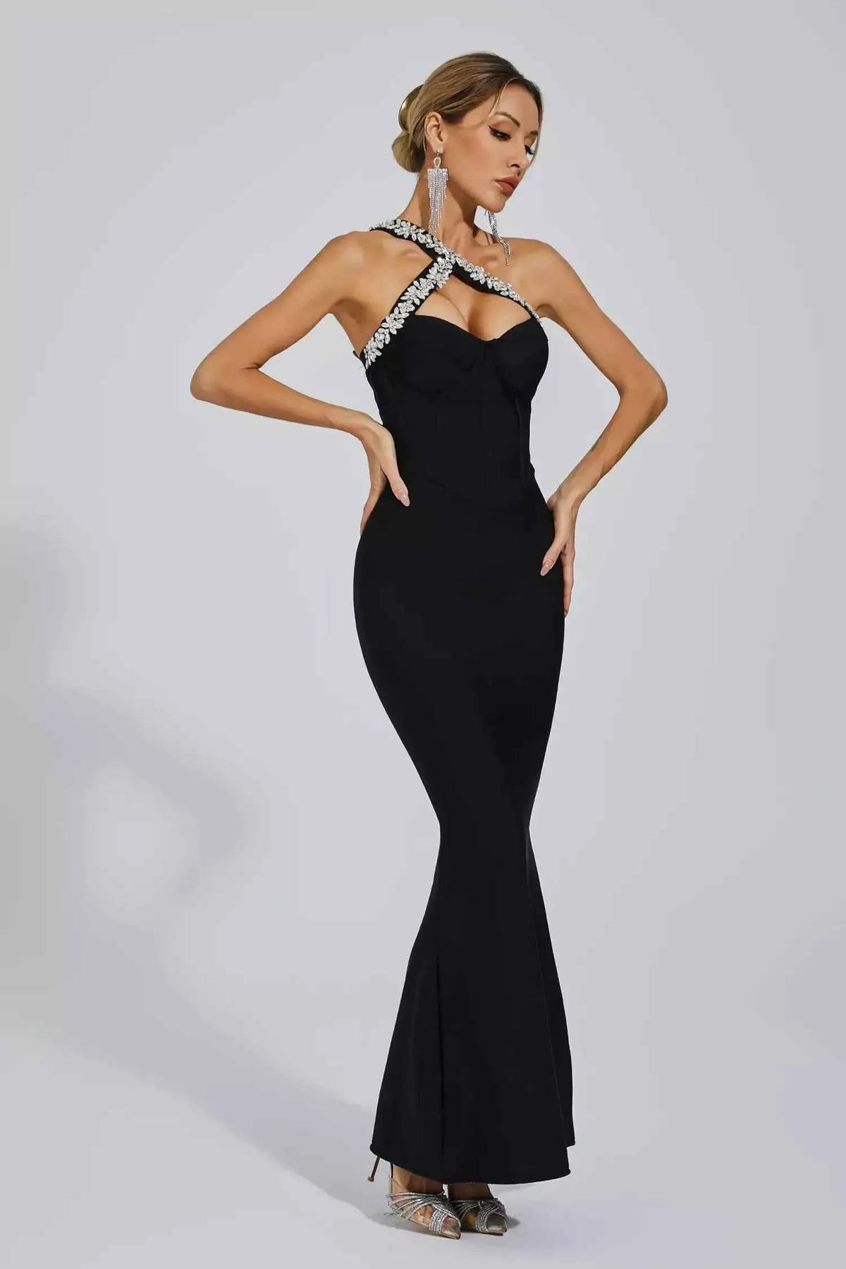 Vestido Longo Preto com Decote Cruzado Bordado em Cristais e Fenda Discreta – Solanora