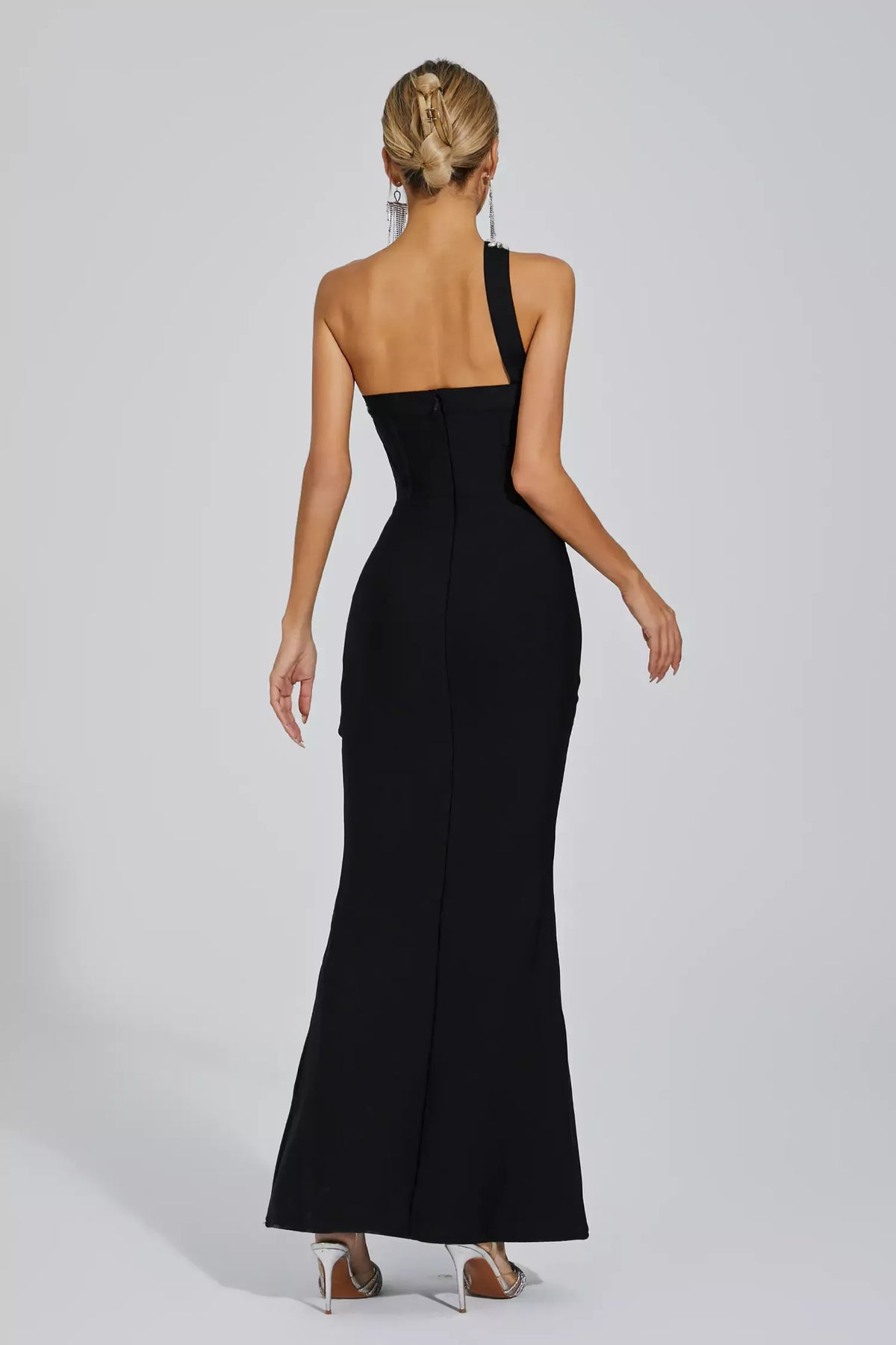 Vestido Longo Preto com Decote Cruzado Bordado em Cristais e Fenda Discreta – Solanora