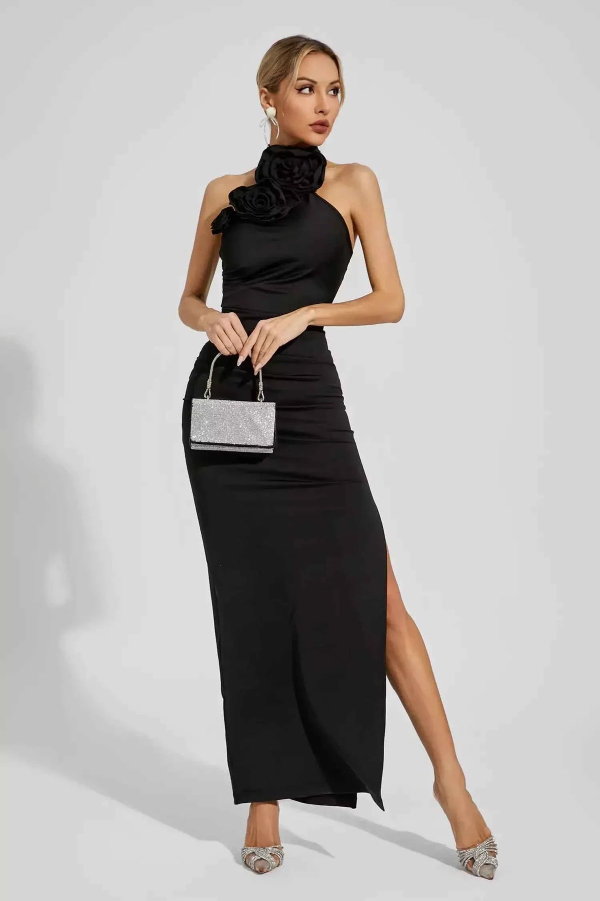 Vestido Longo Preto com Gola de Rosas e Fenda Lateral – Talinora