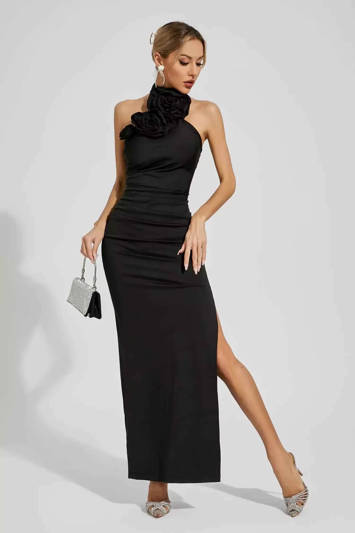 Vestido Longo Preto com Gola de Rosas e Fenda Lateral – Talinora