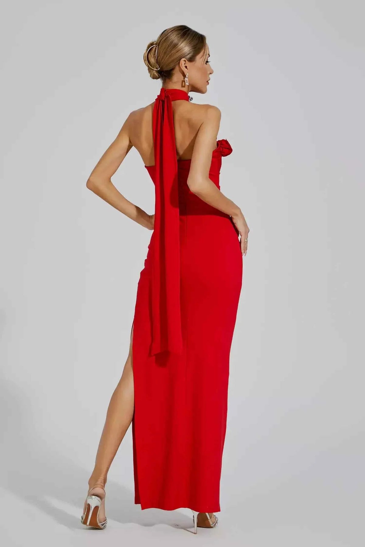 Vestido Longo Preto com Gola de Rosas e Fenda Lateral – Talinora