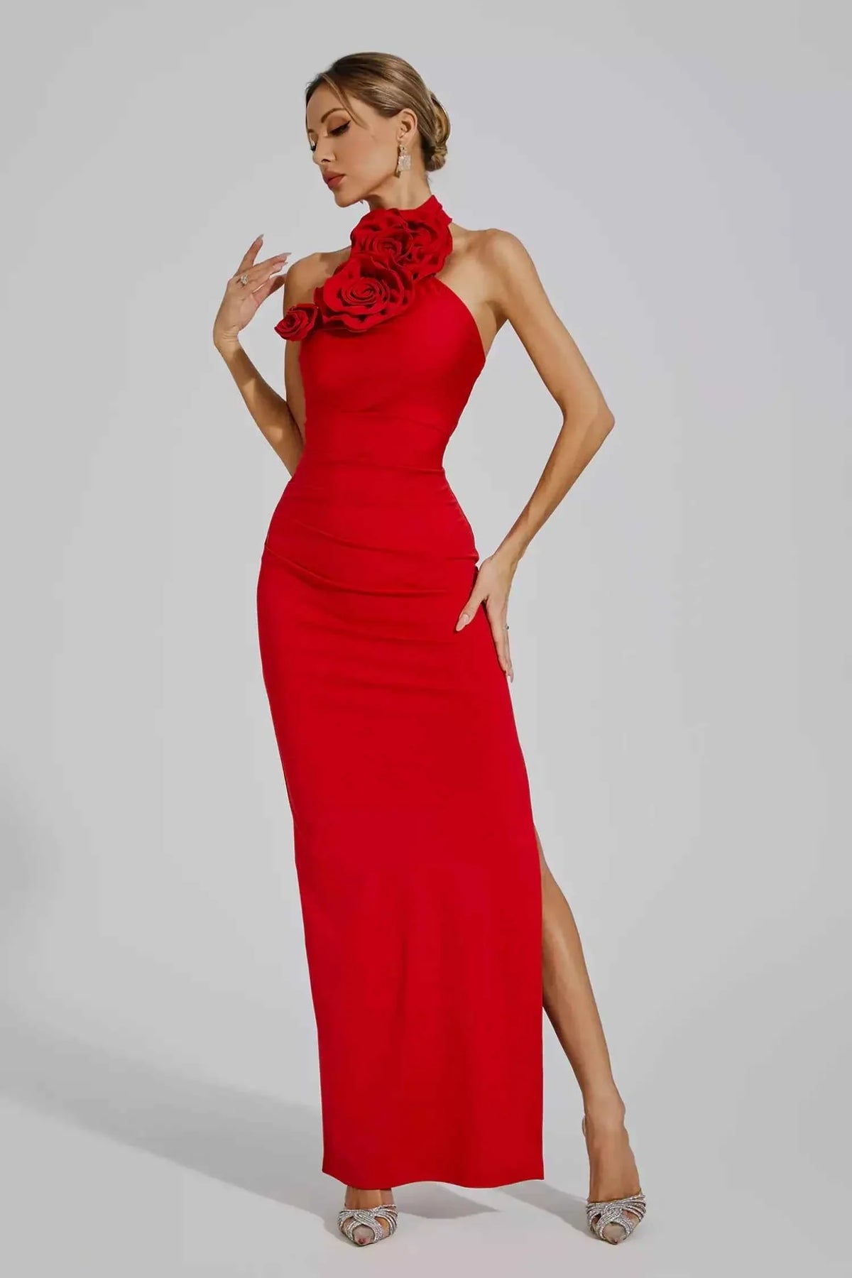 Vestido Longo Preto com Gola de Rosas e Fenda Lateral – Talinora