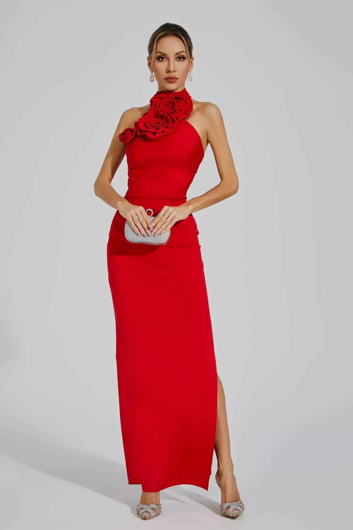 Vestido Longo Preto com Gola de Rosas e Fenda Lateral – Talinora