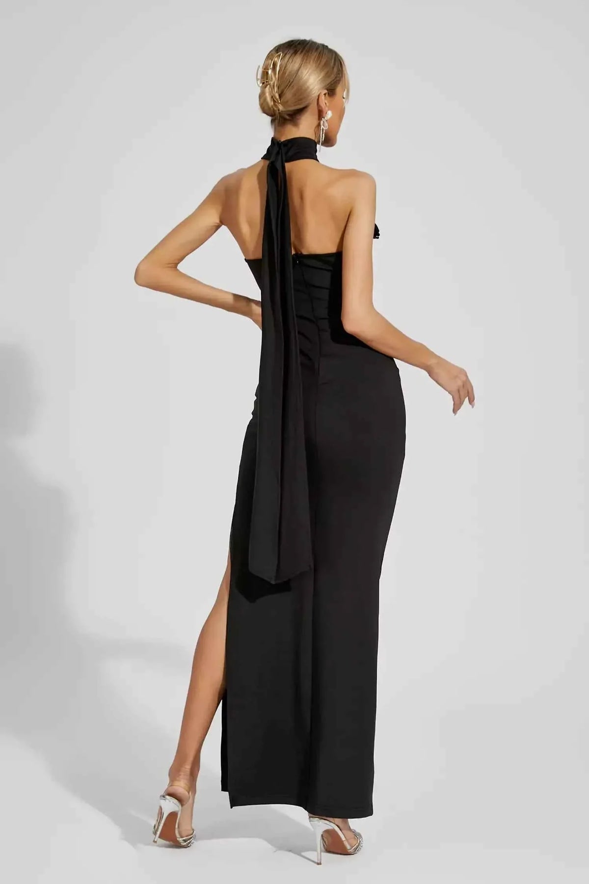 Vestido Longo Preto com Gola de Rosas e Fenda Lateral – Talinora