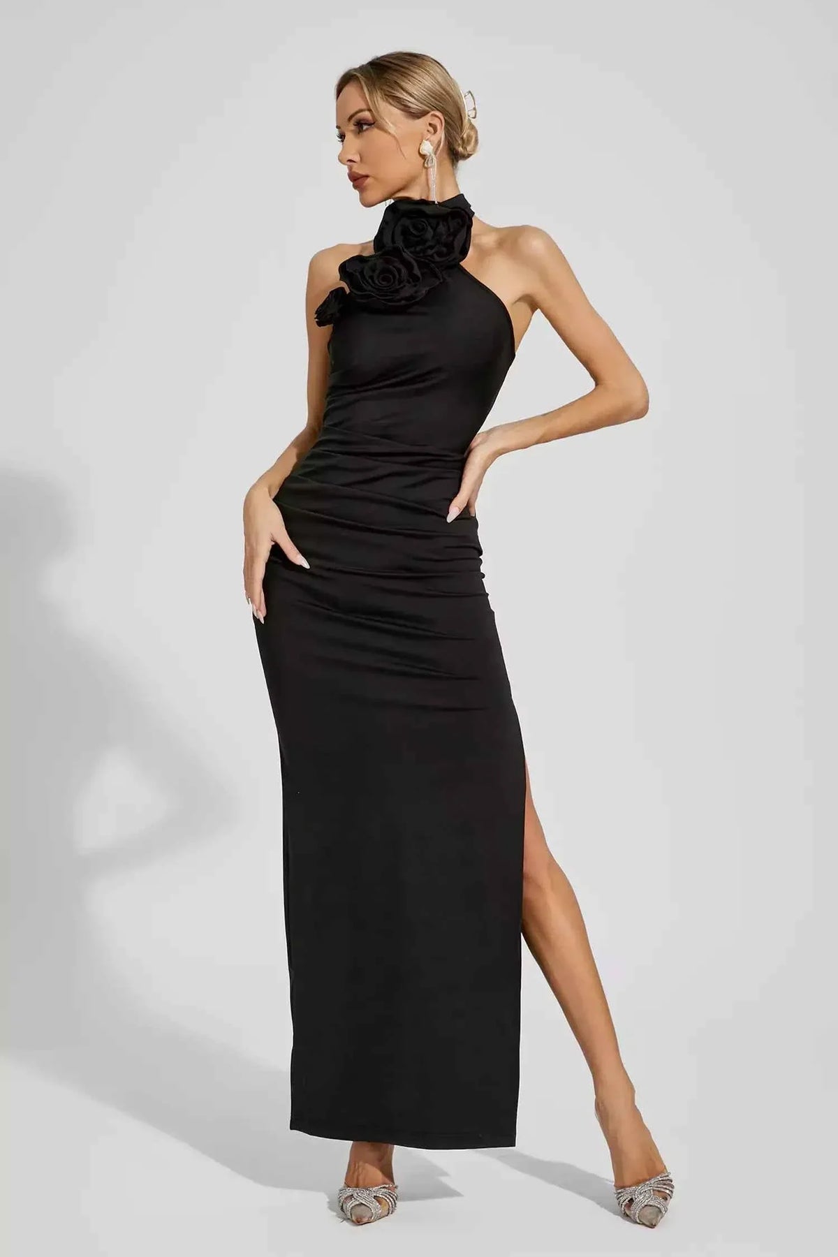 Vestido Longo Preto com Gola de Rosas e Fenda Lateral – Talinora