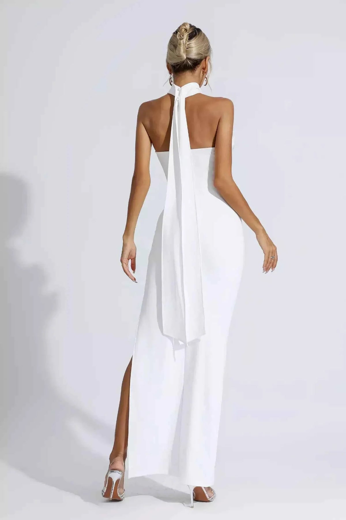 Vestido Longo Preto com Gola de Rosas e Fenda Lateral – Talinora