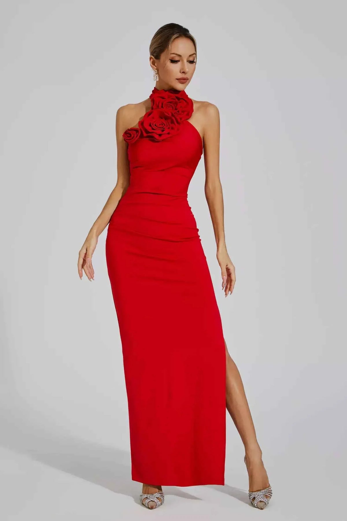Vestido Longo Preto com Gola de Rosas e Fenda Lateral – Talinora