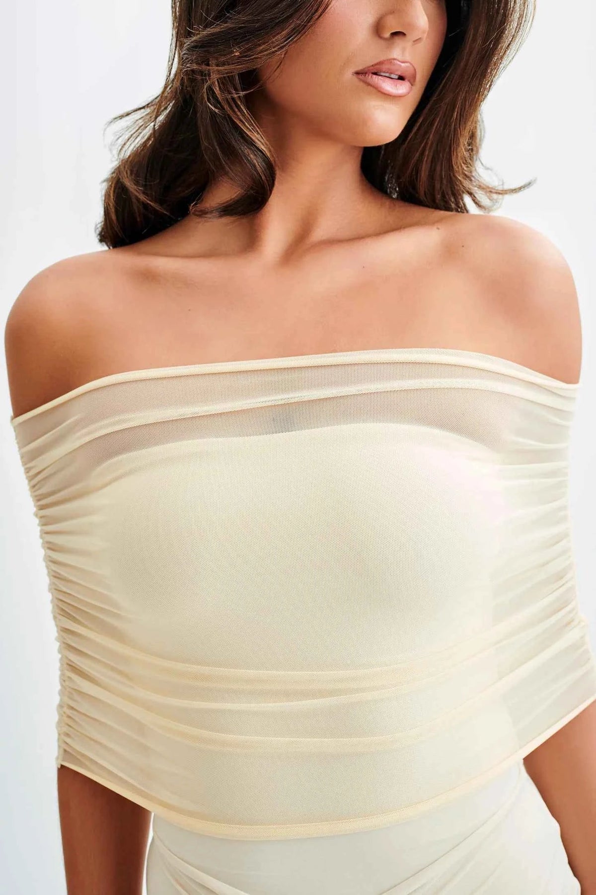 Vestido Longo Tomara que Caia Bege com Drapeado Escultural e Saia em Tule Fluido – Arinora