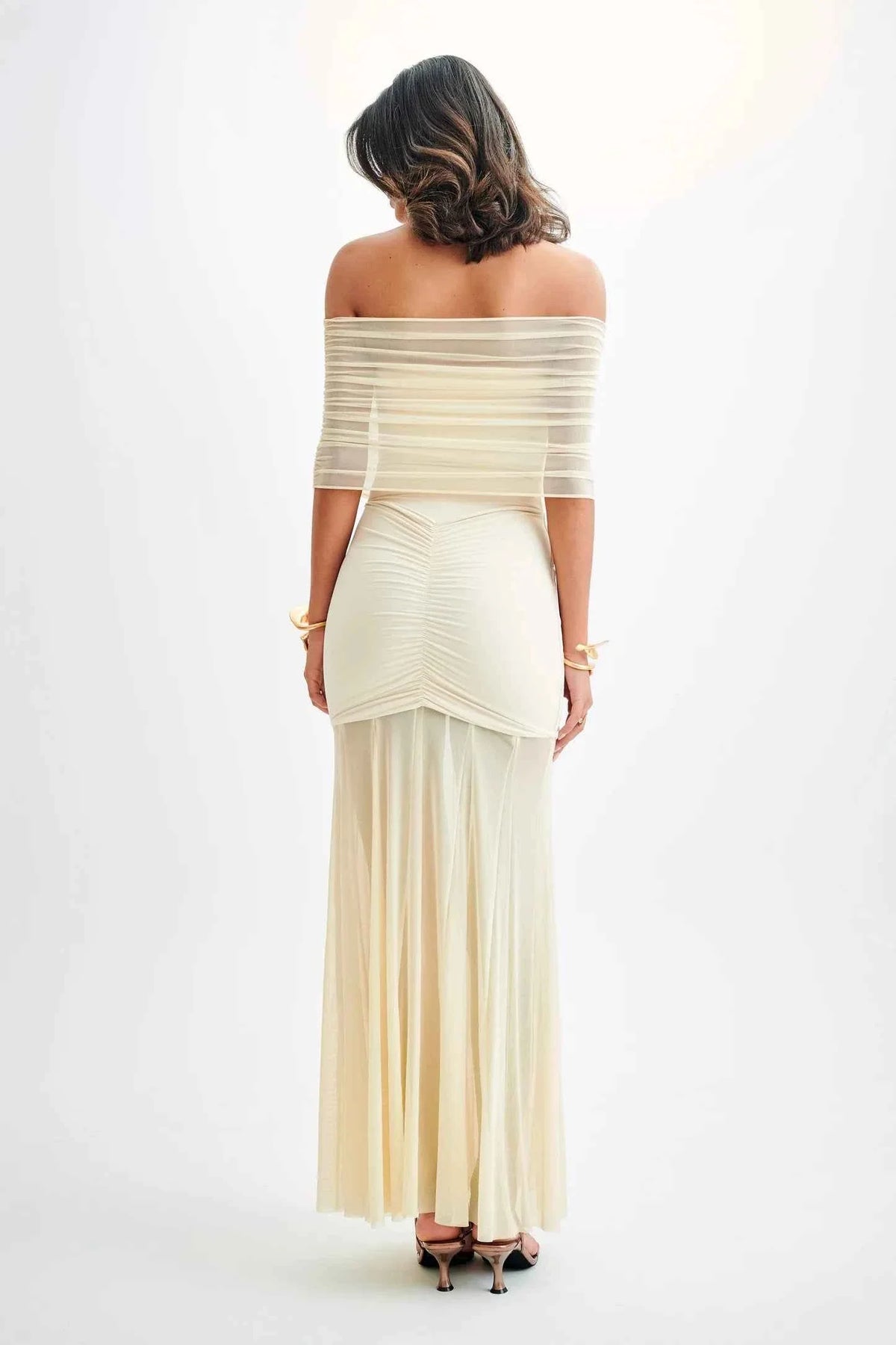 Vestido Longo Tomara que Caia Bege com Drapeado Escultural e Saia em Tule Fluido – Arinora