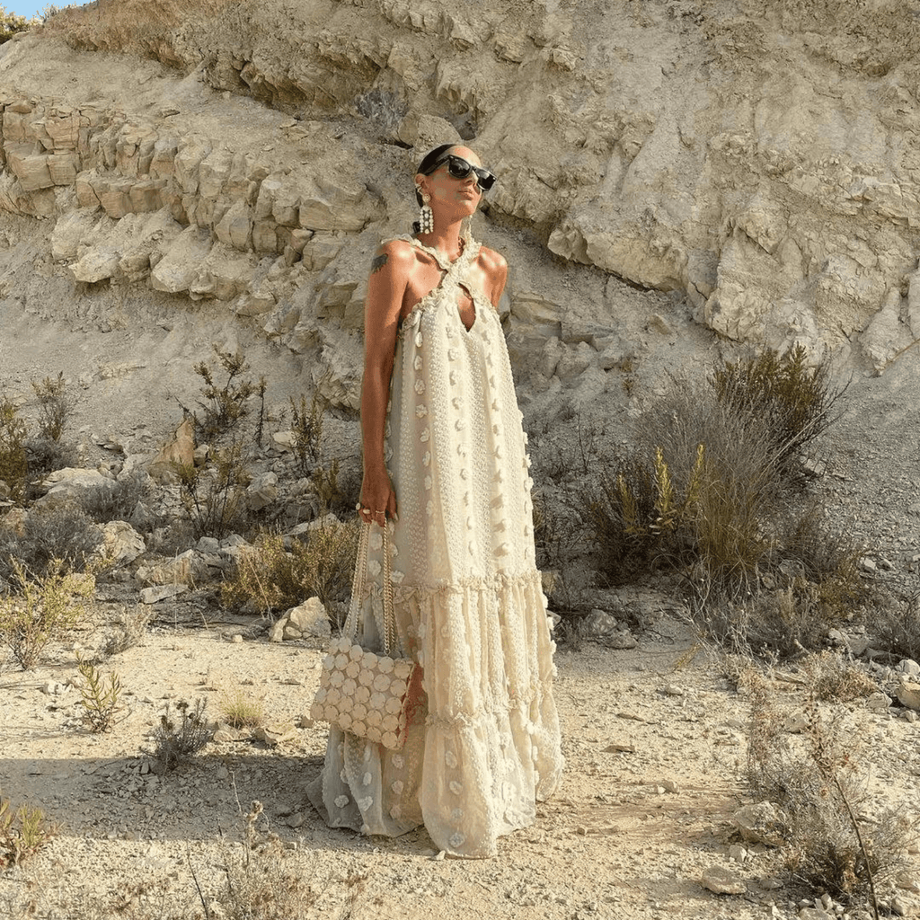 Vestido Longo com Textura 3D, Camadas e Amarração no Pescoço – Indira