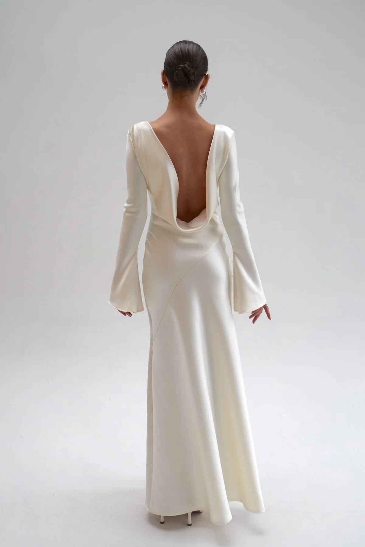 Vestido Longo de Cetim Costa Nua com Manga Longa – Lana