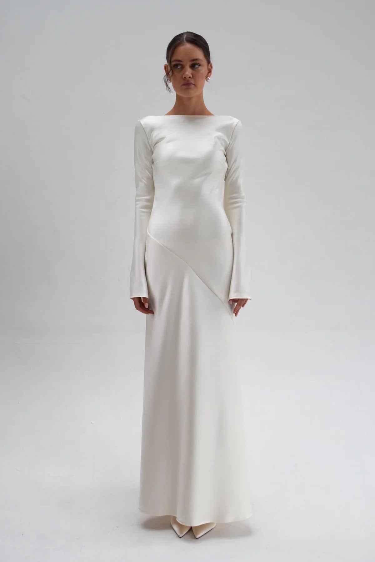 Vestido Longo de Cetim Costa Nua com Manga Longa – Lana