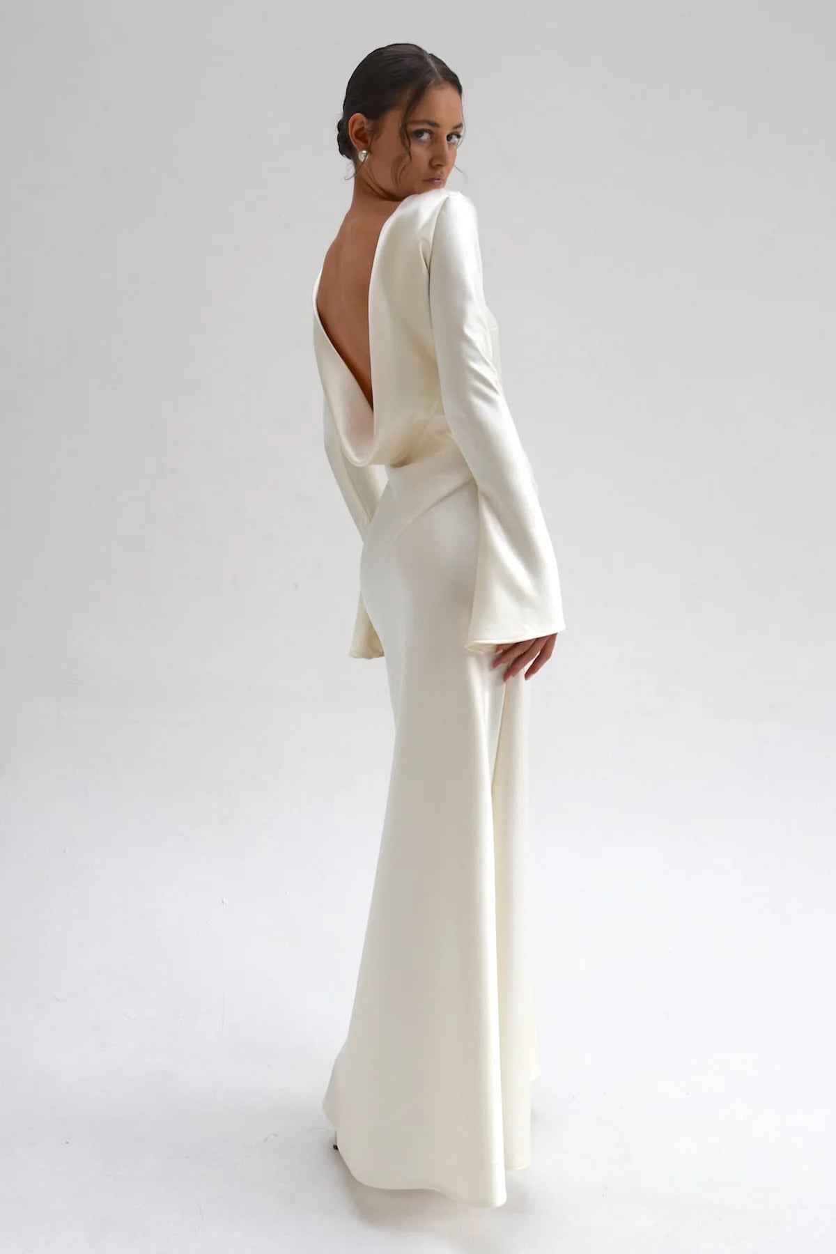 Vestido Longo de Cetim Costa Nua com Manga Longa – Lana
