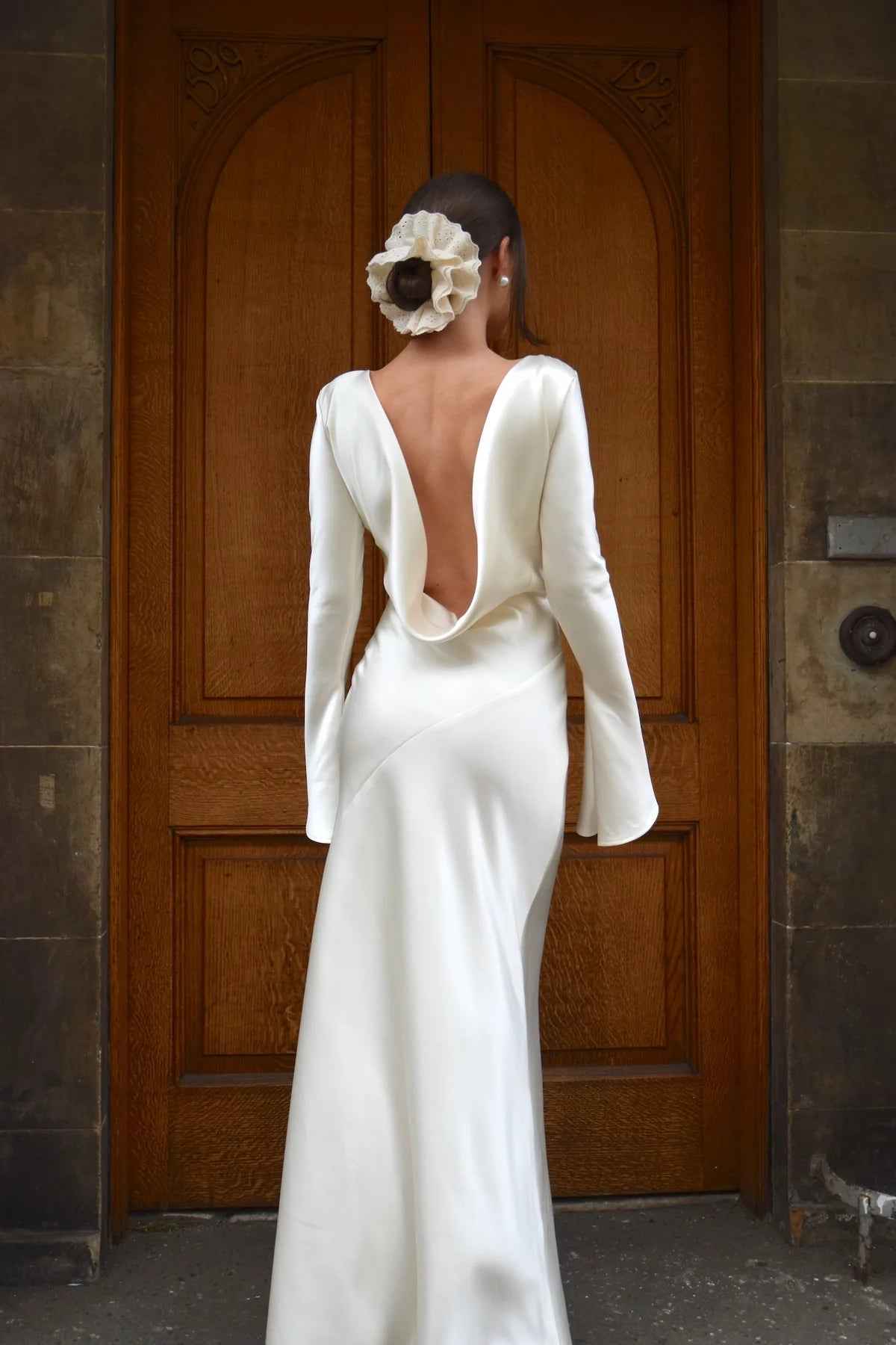 Vestido Longo de Cetim Costa Nua com Manga Longa – Lana
